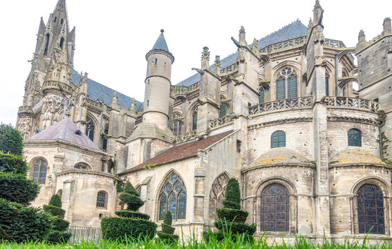 Ext&eacute;rieur de la Cath&eacute;drale Notre-Dame de Senlis - Paroisse Saint Rieul dans l'Oise, France.
