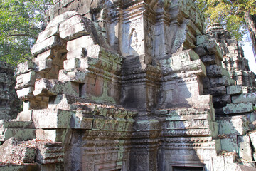 Fototapeta premium ruined khmer hindu and buddhist temple (ta prohm) in angkor in siem reap in cambodia 