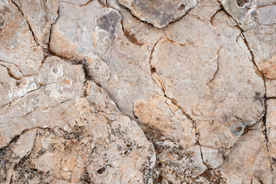 Fondo natural de roca caliza agrietada con textura geol&oacute;gica, fondo para dise&ntilde;o gr&aacute;fico, arquitectura, geolog&iacute;a, construcci&oacute;n, naturaleza y proyectos de decoraci&oacute;n.