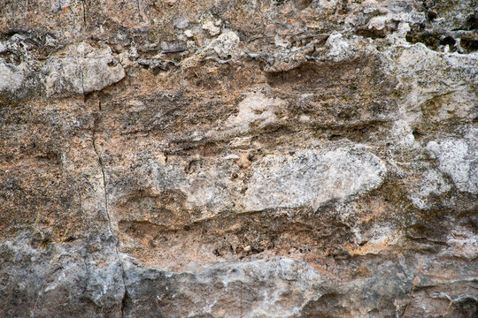 Textura de roca erosionada con estratos y formas naturales, fotografia muy &uacute;til en proyectos de dise&ntilde;o, arquitectura, geolog&iacute;a y naturaleza.