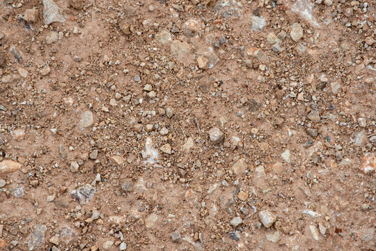 Fondo natural de grava y tierra compacta con textura detallada, para proyectos de dise&ntilde;o gr&aacute;fico, construcci&oacute;n, geolog&iacute;a, paisajismo y recursos visuales relacionados con la naturaleza.