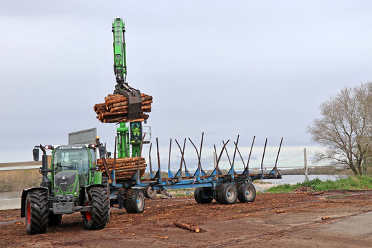 Tracteur et grue du groupe Rollier