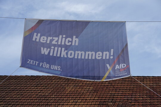 Banner der Partei AfD (Alternative f&uuml;r Deutschland) an ihrem B&uuml;rgerb&uuml;ro in Pankow (Alt-Blankenburg), Berlin, 30.09.2026