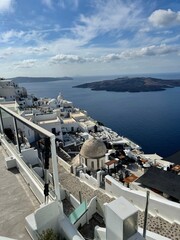 サントリーニ島の白い建物とカルデラの絶景 © Maki_World