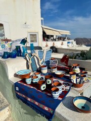 魚モチーフの陶器マグが並ぶ土産物店のテーブル © Maki_World
