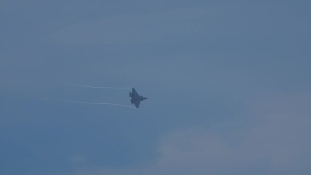 F-35 doing big wide turn at an airshow