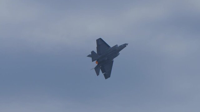 F 35 military aircraft doing stunts in an airshow