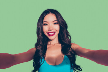 Self-portrait of nice cheerful cheery glad positive sweet adorable attractive glamorous gorgeous magnificent luxury wavy-haired lady red lips curls isolated over pink pastel background © deagreez