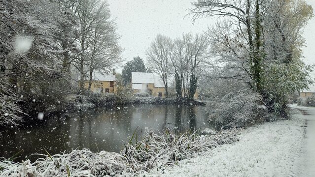 Maison de campagne plonger dans le froid hivernale 