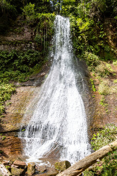 Der Sankenbachwasserfall mit ge&ouml;ffnetem Absperrer oberhalb, st&uuml;rzt zu Tal