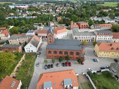 Luftaufnahme vom Festungsturm und der Kirche in Peitz, Brandenburg. Historische Architektur, Stadtansicht, Kulturerbe, Drohnenfotografie und Sehensw&uuml;rdigkeit in der Niederlausitz.