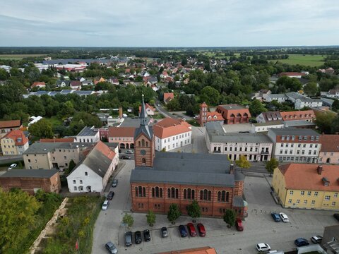 Luftaufnahme vom Festungsturm und der Kirche in Peitz, Brandenburg. Historische Architektur, Stadtansicht, Kulturerbe, Drohnenfotografie und Sehensw&uuml;rdigkeit in der Niederlausitz.