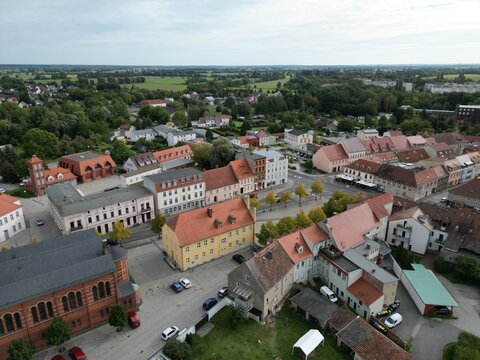 Luftaufnahme vom Festungsturm und der Kirche in Peitz, Brandenburg. Historische Architektur, Stadtansicht, Kulturerbe, Drohnenfotografie und Sehensw&uuml;rdigkeit in der Niederlausitz.