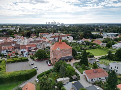 Luftaufnahme vom Festungsturm und der Kirche in Peitz, Brandenburg. Historische Architektur, Stadtansicht, Kulturerbe, Drohnenfotografie und Sehensw&uuml;rdigkeit in der Niederlausitz.