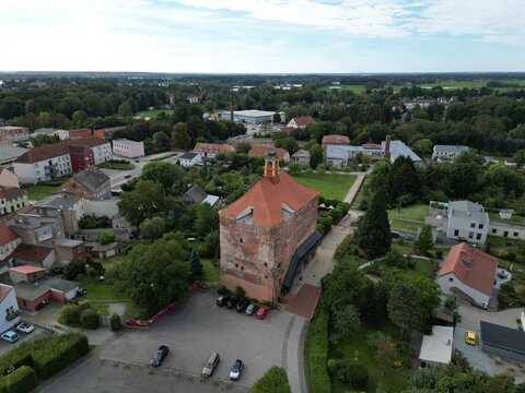 Luftaufnahme vom Festungsturm und der Kirche in Peitz, Brandenburg. Historische Architektur, Stadtansicht, Kulturerbe, Drohnenfotografie und Sehensw&uuml;rdigkeit in der Niederlausitz.