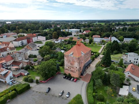 Luftaufnahme vom Festungsturm und der Kirche in Peitz, Brandenburg. Historische Architektur, Stadtansicht, Kulturerbe, Drohnenfotografie und Sehensw&uuml;rdigkeit in der Niederlausitz.