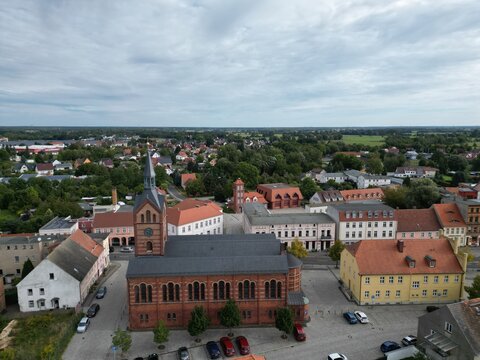 Luftaufnahme vom Festungsturm und der Kirche in Peitz, Brandenburg. Historische Architektur, Stadtansicht, Kulturerbe, Drohnenfotografie und Sehensw&uuml;rdigkeit in der Niederlausitz.