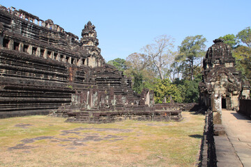 Fototapeta premium hall (baphuon) in a ruined khmer hindu and buddhist complex (angkor thom) in angkor in siem reap in cambodia 