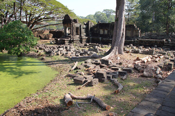 Fototapeta premium hall (baphuon) in a ruined khmer hindu and buddhist complex (angkor thom) in angkor in siem reap in cambodia 