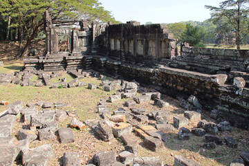 Obraz premium hall (baphuon) in a ruined khmer hindu and buddhist complex (angkor thom) in angkor in siem reap in cambodia 