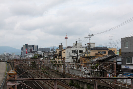 京都の東山方面から望む京都市街地の風景と京都タワーおよび京都駅ビル周辺の街並みと曇り空の街景