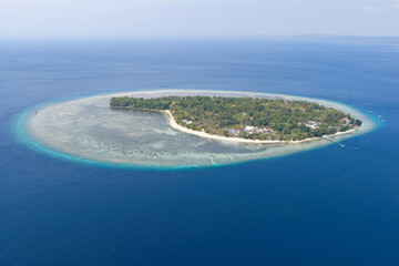 Obraz premium Siladen Island is part of the Bunaken National Marine Park in North Sulawesi, Indonesia. The area's coral reefs harbor spectacular marine biodiversity and are a destination for divers and snorkelers.