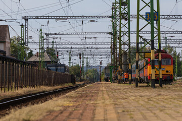 Diesel locomotive railway platform infrastructure © Bence