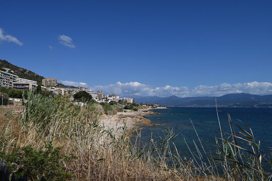 Littoral urbanis&eacute; d'Ajaccio bordant la mer M&eacute;diterran&eacute;e avec des montagnes au second plan