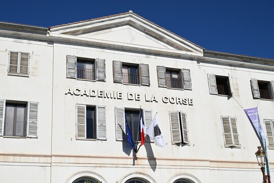 Ajaccio, France, 16 septembre 2026 : D&eacute;tail de la fa&ccedil;ade de l'acad&eacute;mie de la Corse &agrave; Ajaccio avec des drapeaux