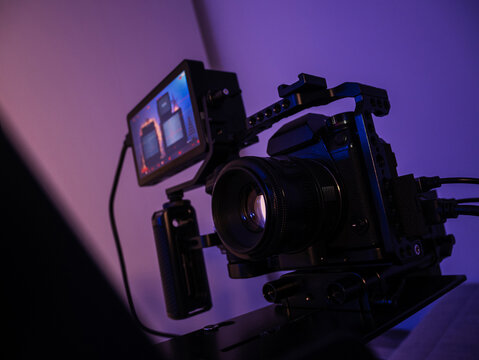 Mirrorless camera rig filmed through teleprompter glass with external monitor