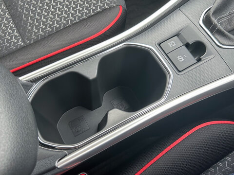 乗用車のカップホルダーと電動パーキングブレーキスイッチ