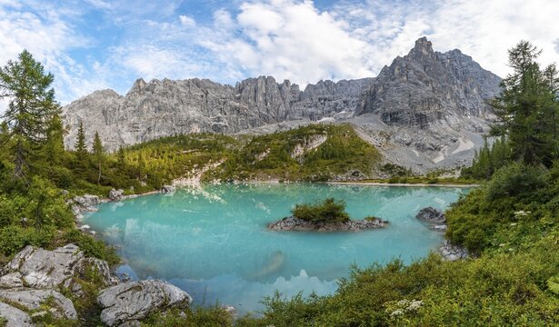 Turquoise-green Sorapis Lake, Lago di Sorapis and mountain top Dito di Dio, Dolomites, Belluno, Italy