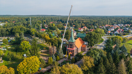 Zdejmowanie dachu wieży Kościoła w Stegnie © Marcin