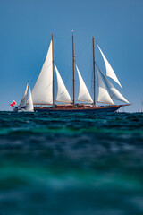 Voilier  ancien 3 mats  qui navigue en méditerranée vers les voiles de saint-Tropez © guillaumevoiturier