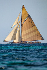 Vieux voilier qui navigue dans les eaux turquoises de méditerranée  © guillaumevoiturier