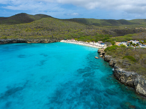 Vista a&eacute;rea da praia Grote Knip Playa Kenepa Grandi com mar azul turquesa, fal&eacute;sias e morros em Cura&ccedil;ao