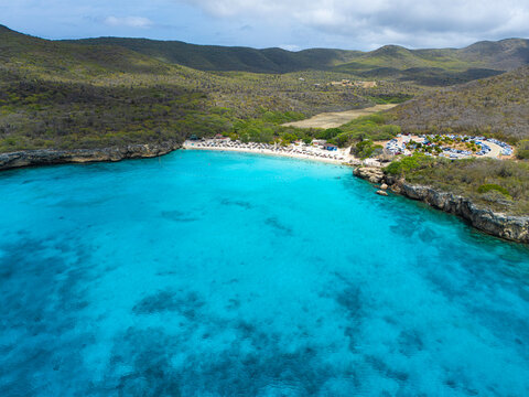 Vista a&eacute;rea da praia Grote Knip Playa Kenepa Grandi com mar azul turquesa, fal&eacute;sias e morros em Cura&ccedil;ao