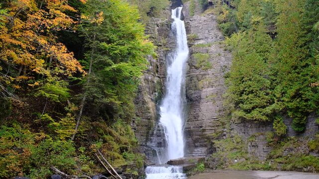 La chute Jean-Larose &agrave; Beaupr&eacute;. Attraction touristique &agrave; Beaupr&eacute;, Qu&eacute;bec, Canada en automne.