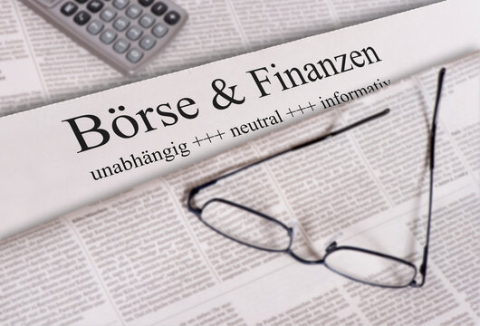 Auf einer Zeitung mit der &Uuml;berschrift B&ouml;rse & Finanzen liegen eine Brille und ein Taschenrechner - FOTOMONTAGE