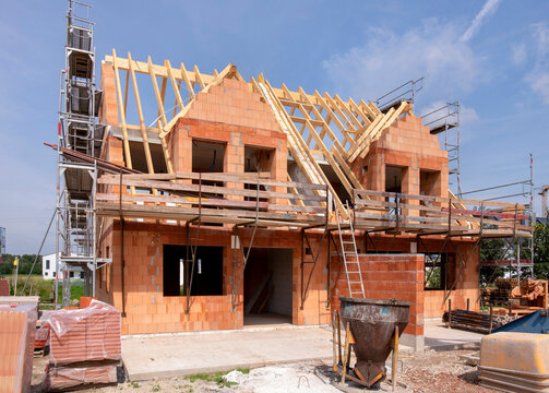 Ein neugebautes Wohnhaus befindet sich noch im Ausbau und Rohbau