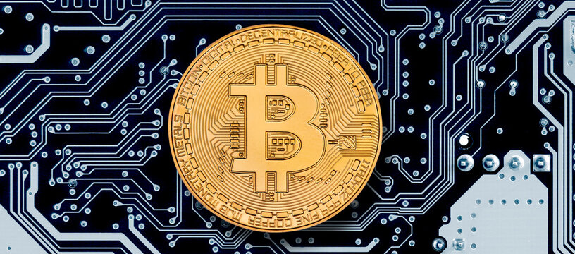 Eine Bitcoin-M&uuml;nze liegt &uuml;ber einem digitalen Netzwerk mit vielen Datenleitungen - FOTOMONTAGE