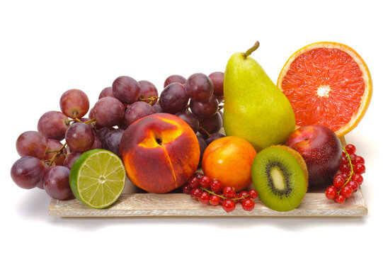 Eine Obstplatte oder Obstteller mit vielen verschiedenen und gesunden Obstsorten auf wei&szlig;em Hintergrund
