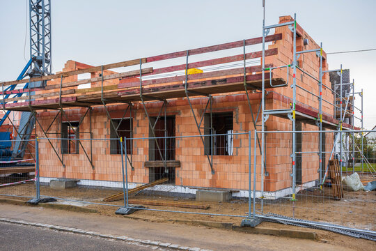 Ein neugebautes Wohnhaus befindet sich noch im Ausbau und Rohbau