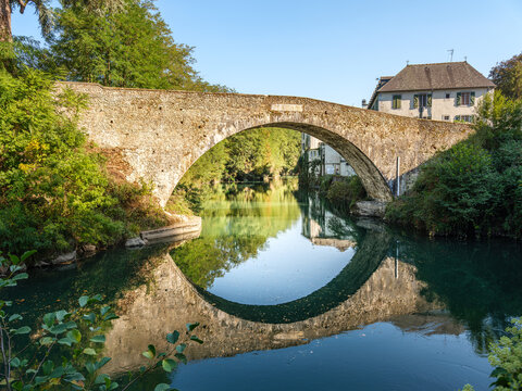 Le pont. de pierre de Lestelle-B&eacute;tharam se reflette sur l'eau, B&eacute;arn, Pyr&eacute;n&eacute;es