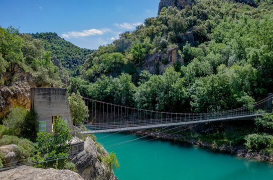 El Congost de Mont-rebei es un espectacular ca&ntilde;&oacute;n de paredes escarpadas en el r&iacute;o Noguera Ribagor&ccedil;ana, que marca la frontera natural entre Catalu&ntilde;a (Lleida) y Arag&oacute;n (Huesca) en Espa&ntilde;a
