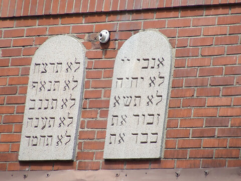 NYC Hebrew Ten Commandments Angle 2009