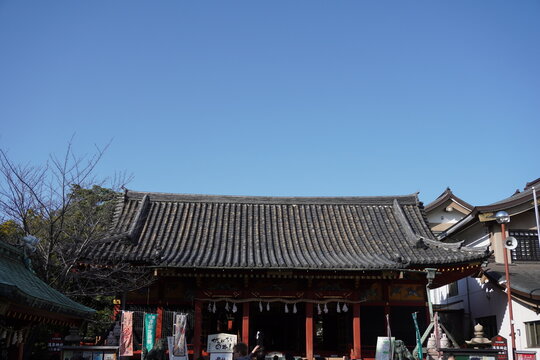Templo tradicional japon&eacute;s bajo un cielo nublado