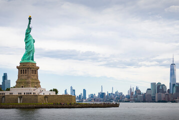 Manhattan and the statue of liberty © Alessio