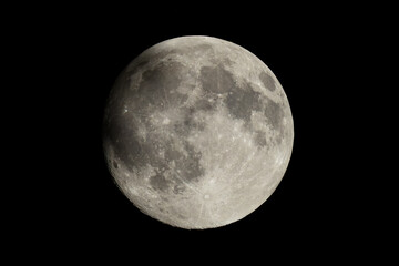 Lune gibbeuse croissante photographiée le 25 septembre 2026 à 20h19, presque entièrement éclairée dans le ciel nocturne. © InestDjo