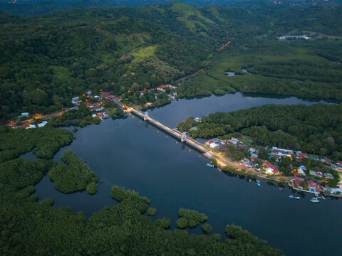 El puente de la amistad de taiw&aacute;n connecting communities over river